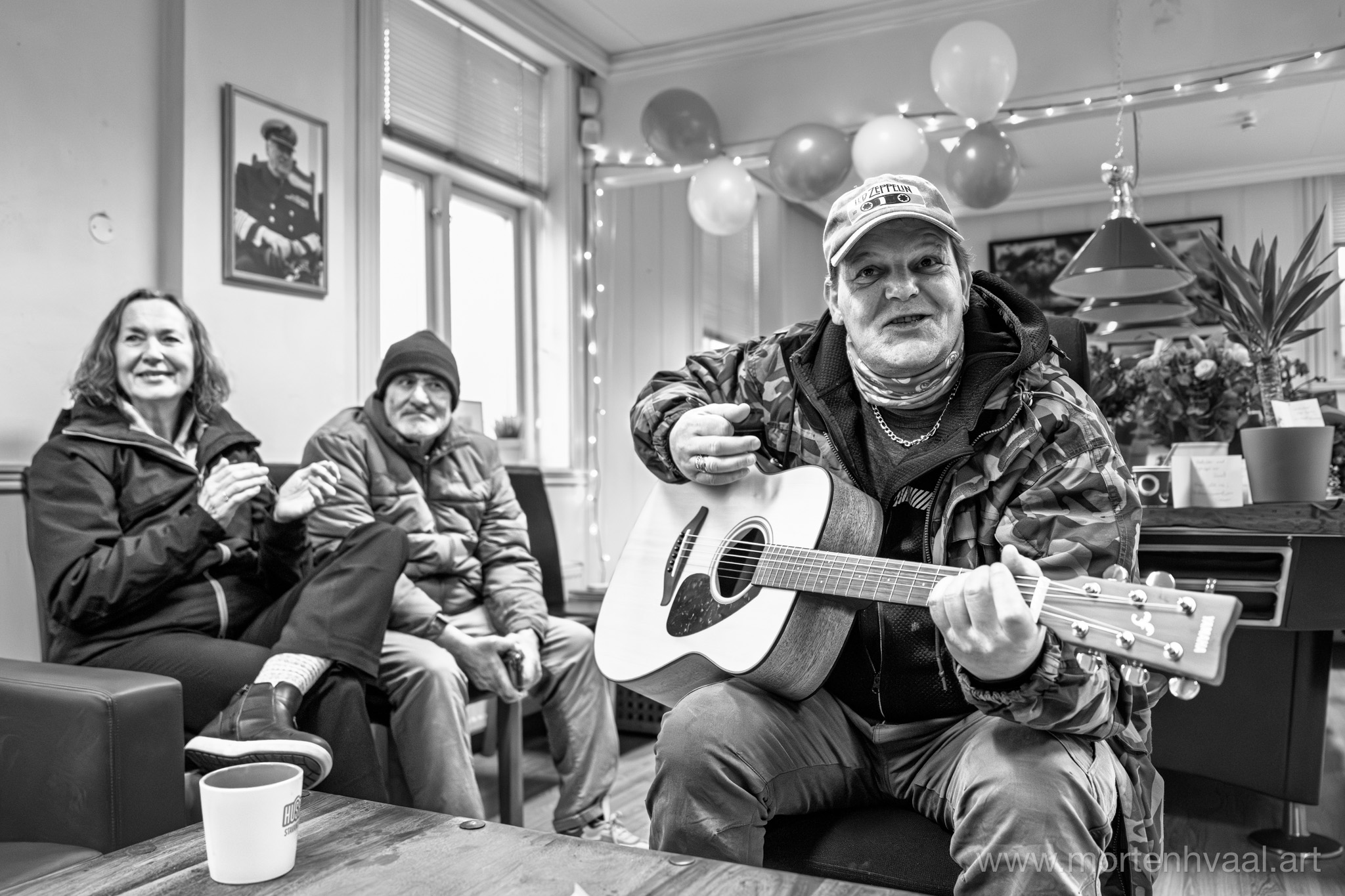 Bilde av tre personer spiller gitar, smiler og har det fint på Huset Stavanger